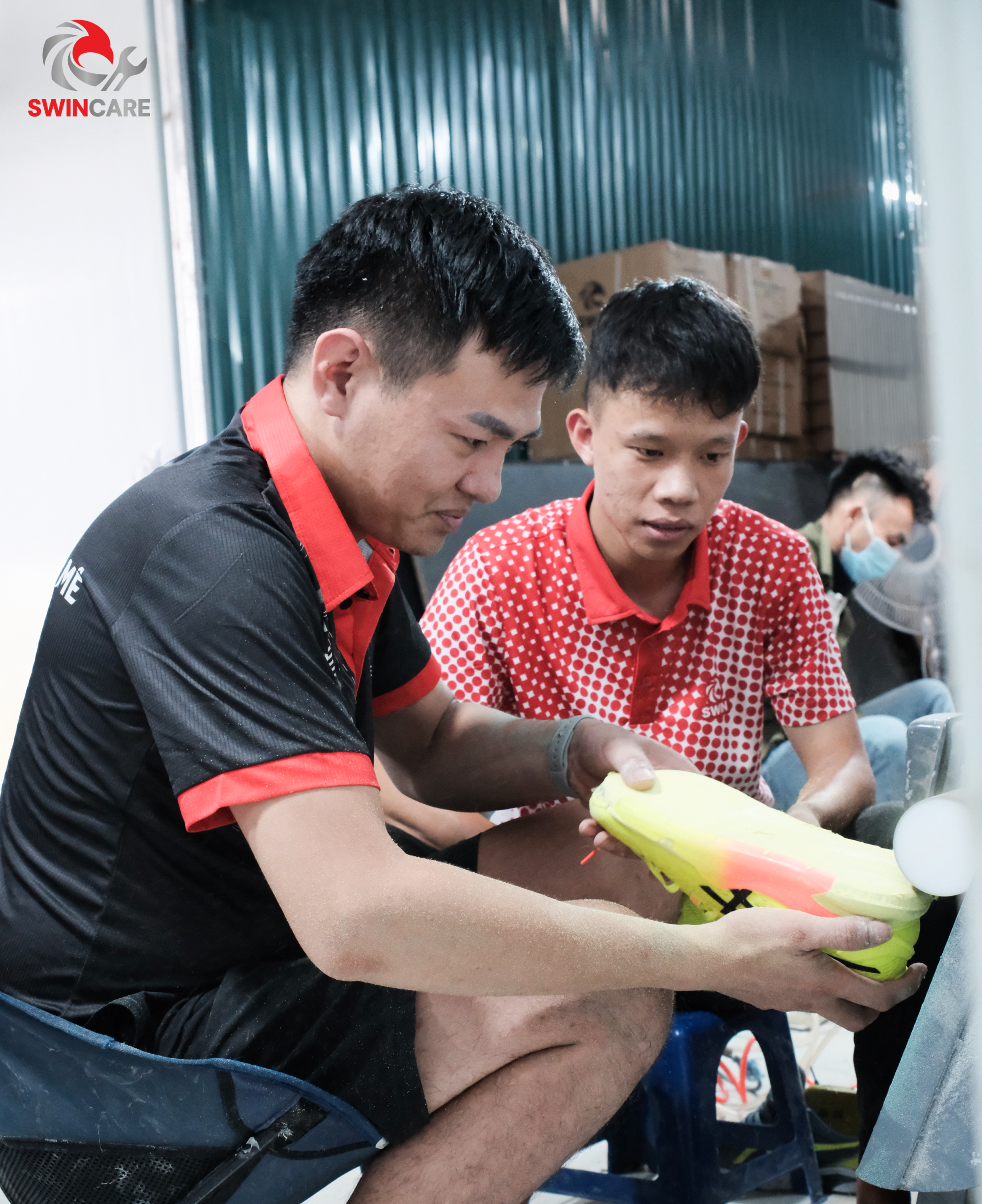 Học viên thực hành trong khóa học spa & thay đế giày thể thao tại Swin Care
