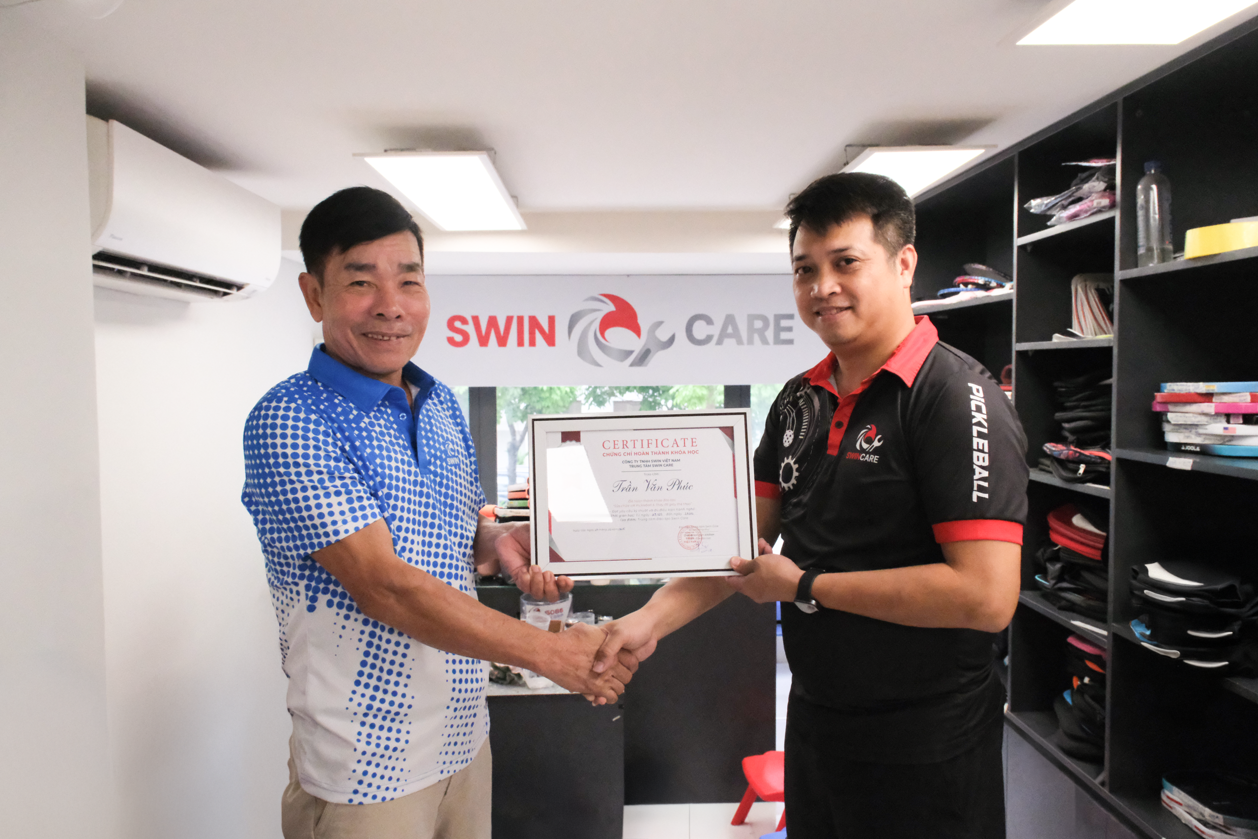 Học viên tại Swin Care sau khóa học spa & sửa chữa giày