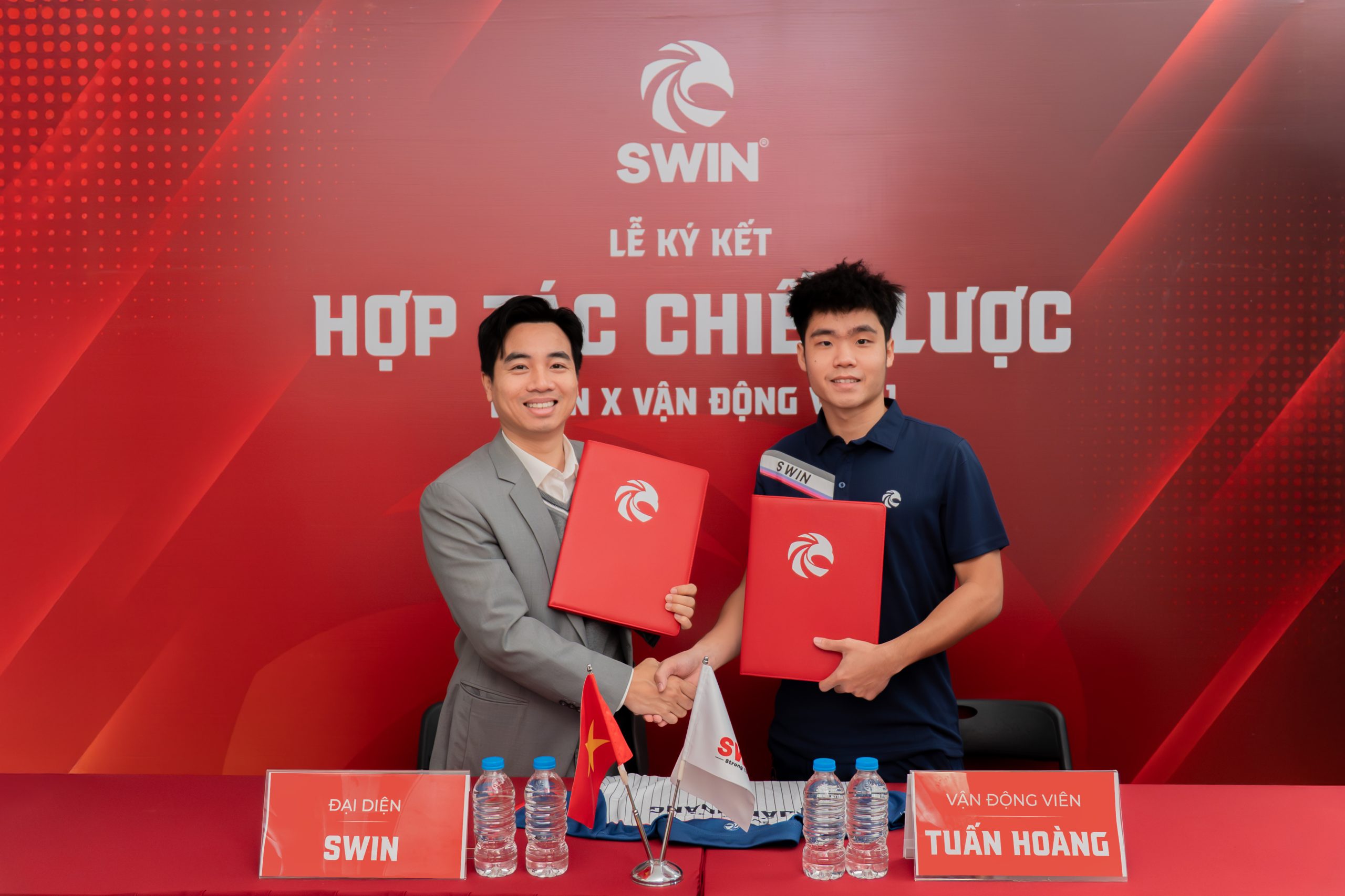 VĐV Tuấn Hoàng và Anh Đinh Duy Hưng đại diện Swin Việt Nam